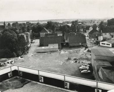 ARH Slg. Bartling 998, Marktstraße 34, Herrichtung des Parkplatzes auf der Rückseite der neuen Kreissparkasse, Blick von der Dachterrasse der Kreissparkasse nach Südwesten, Neustadt a. Rbge., 1972