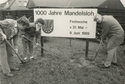 ARH Slg. Bartling 1013, Aufstellung eines Werbeschildes zur Festwoche "1000 Jahre Mandelsloh 31. Mai - 9. Juni 1985", Neustadt a. Rbge., 26