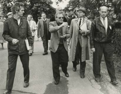 ARH Slg. Bartling 1017, Gruppe von Männern wird von einem Mann durch das Dorf geführt, Nöpke, um 1975