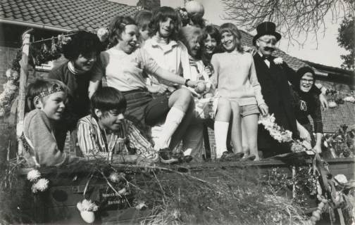 ARH Slg. Bartling 1019, Gruppe von Schülerinnen und Schülern (teilweise verkleidet) auf einem geschmückten Erntewagen, Borstel, 1971