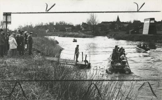 ARH Slg. Bartling 1027, Bundeswehrsoldaten demonstrieren eine Bootsübung auf der Leine in Höhe der Einmündung der Kleinen Leine, Neustadt a. Rbge., 1973