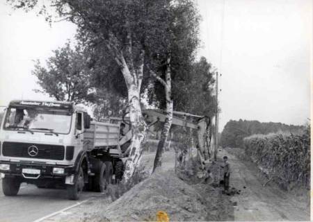 ARH Slg. Bartling 1040, Verlegung von Kabeln durch die Firma Auetaler Tiefbau mit Bagger und Lkw für die Hannover-Braunschweigische Stromversorgungs AG (HASTRA) am Rande einer Straße, Esperke, um 1975