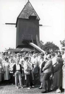 ARH Slg. Bartling 1041, Gruppe von Landfrauen besucht die Bockwindmühle, Borstel, um 1975