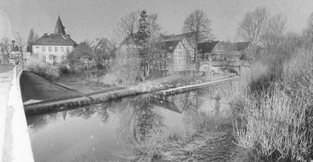 ARH Slg. Bartling 1044, Kleine Leine im Spätherbst, Blick von der Brücke der Herzog-Erich-Allee (Ostufer) über die Leine nach Nordwesten auf die Rückseite der Häuser am gegenüberliegenden Ufer, Neustadt a. Rbge., nach 1979