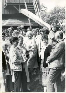 ARH Slg. Bartling 1045, Gruppe von Landfrauen besucht die Bockwindmühle in Dudensen, nach 1986