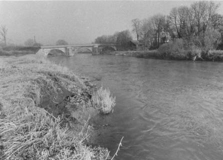 ARH Slg. Bartling 1046, Leine-Brücke im Spätherbst, Blick vom südwestlichen Ufer in Richtung Nordosten auf die Brücke und das gegenüberliegende Ufer, Neustadt a. Rbge., um 1970