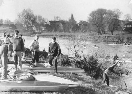 ARH Slg. Bartling 1047, Boote am Ostufer, Leine-Fahrt mit Kanufahrern des Kanuclubs Steinhuder Meer, Neustadt a. Rbge., um 1970