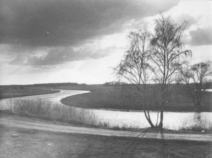 ARH Slg. Bartling 1050, Leinebogen im Spätherbst, Blick vom Ufer mit Weg und Birke über den doppelkurvigen Fluss, im Hintergrund die flache Landschaft, Neustadt a. Rbge., um 1970