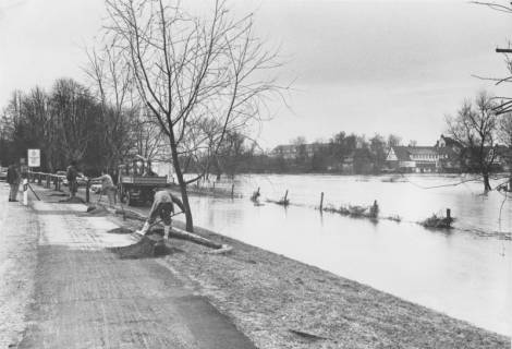 ARH Slg. Bartling 1060, Leine-Hochwasser im Spätherbst, Blick vom Ufer an der Suttorfer Straße in Richtung Schloss, links der im Bau befindliche Fahrradweg, rechts der überschwemmte Parkplatz, Neustadt a. Rbge., um 1980