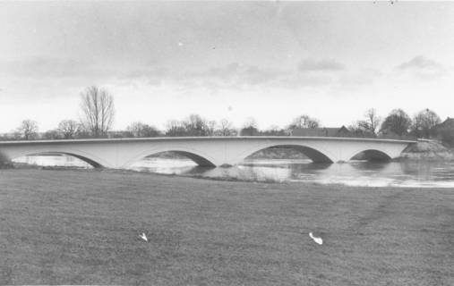 ARH Slg. Bartling 1061, Leine-Hochwasser im Spätherbst an der Scharnhorst-Brücke, Blick vom westlichen Ufer nach Norden, Bordenau, um 1980