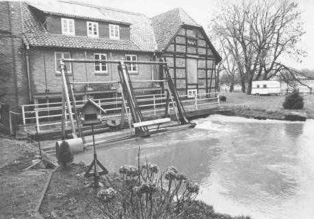 ARH Slg. Bartling 1070, Hochwasser der Kleinen Leine im Spätherbst, Blick vom westlichen Ufer nach Norden auf das angestaute Wasser und das Gebäude der Ecksteinmühle (davor das Wehr und die Brücke), Neustadt a. Rbge., um 1980