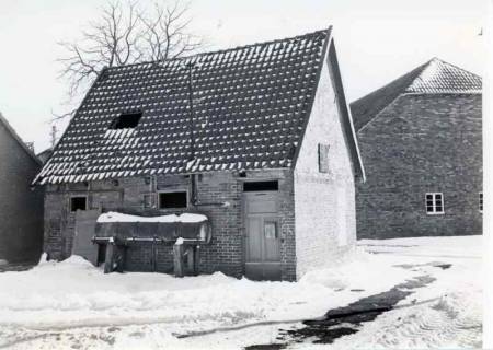 ARH Slg. Bartling 1077, Gemeindeeigenes kleines Haus im Schnee, Büren , um 1975