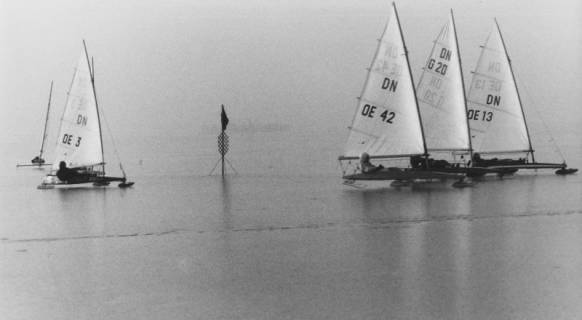 ARH Slg. Bartling 1093, Regatta mit fünf DN-Segelschlitten am Wendepunkt auf dem zugefrorenem Steinhuder Meer, um 1980