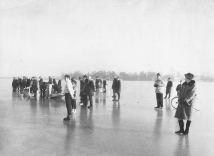 ARH Slg. Bartling 1096, Gruppe von Leuten auf dem zugefrorenen Steinhuder Meer, um 1980