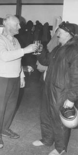 ARH Slg. Bartling 1106, Zwei Männer in einem Lokal mit einem Glas anstoßend, 1969