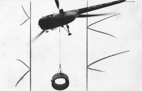 ARH Slg. Bartling 1107, Ein Hubschrauber transportiert einen hängenden Betonring für das Fundament eines Aussichtsturms, Steinhuder Meer, 1974