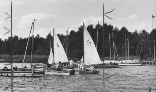 ARH Slg. Bartling 1110, Nordufer, Start zweier Segelboote der Klasse Vaurien (?) vom Anleger bei der Neuen Moorhütte, Steinhuder Meer, 1971