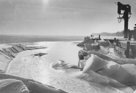 ARH Slg. Bartling 1121, Einmündung des Grabens am Holunderweg, Blick auf den zugefrorenen See nach Westen über die Bootseinsatzstelle am Holunderweg, Mardorf, 1970