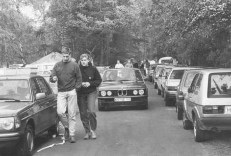 ARH Slg. Bartling 1123, Strandweg im Sommer, belebt mit Fußgängern und zahlreichen parkenden PKWs an einem Sonntag, Steinhuder Meer, um 1980