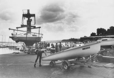 ARH Slg. Bartling 1124, Bootseinsatzstelle am Holunderweg, Einsatz einer Yacht und wartende Boote, Mardorf, um 1980