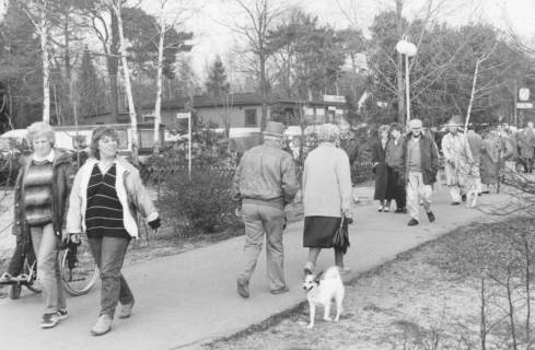 ARH Slg. Bartling 1129, Spaziergänger auf dem Norduferweg auf der Höhe des Ankerwegs, Mardorf, um 1980