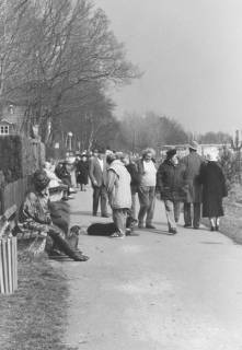 ARH Slg. Bartling 1130, Spaziergänger auf Norduferweg auf der Höhe des Holunderwegs im frühen Frühjahr, Steinhuder Meer, um 1980