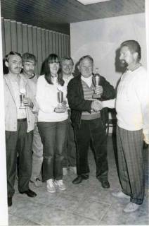 ARH Slg. Bartling 1134, Überreichung eines Siegerpokals an mehrere Borsteler Schützen und eine Schützin durch Gerd Stünkel, Borstel, um 1980