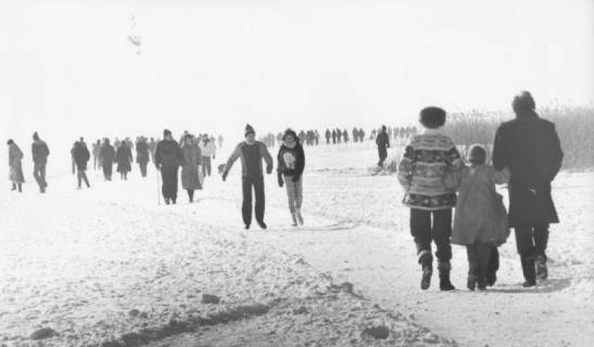 ARH Slg. Bartling 1143, Spaziergänger auf dem zugefrorenen See, Steinhuder Meer, 1970