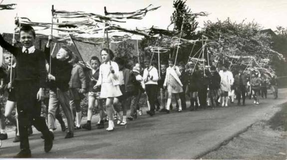 ARH Slg. Bartling 1145, Schulkinder, die mit Bändern geschmückte Stangen hochhalten, beim Ernteumzug, Borstel, 1969