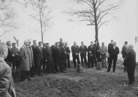 ARH Slg. Bartling 1150, Ufer im Spätherbst, Landrat Friedrich Meyer (rechts) hält eine Ansprache vor einer größeren Gruppe von Männern, Steinhuder Meer, um 1970