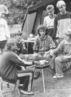 ARH Slg. Bartling 1151, Campingplatz, Frau mit sechs jungen Männern in Trainingsanzügen am Grill vor einem Hauszelt, Steinhuder Meer, um 1970