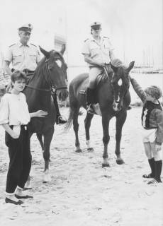 ARH Slg. Bartling 1152, Zwei berittene Polizisten auf Streife, links ein Mädchen, rechts ein Junge, Steinhuder Meer, um 1980