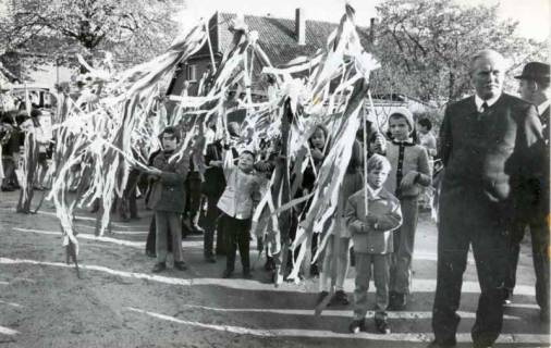 ARH Slg. Bartling 1153, Schulkinder, die mit Bändern geschmückte Stangen hochhalten, beim Ernteumzug, auf den Start wartend, Borstel, 1971