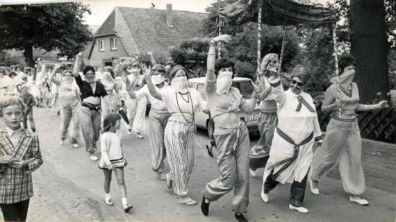ARH Slg. Bartling 1162, Frauengruppe des Schützenvereins im Kostüm von "Haremsdamen" beim Ernteumzug, Borstel, um 1985