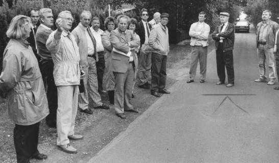 ARH Slg. Bartling 1164, Anwohner des Holunderwegs am Straßenrand hören den Vortrag des N. N., Steinhuder Meer, um 1980