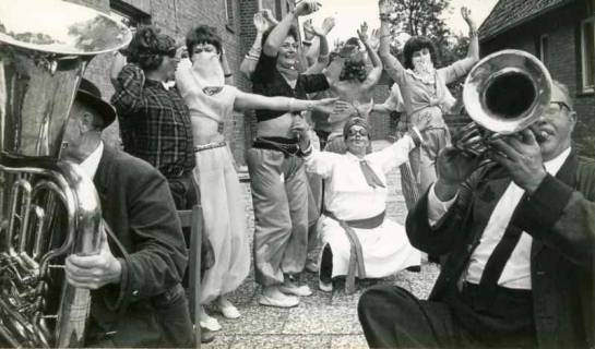 ARH Slg. Bartling 1165, Frauengruppe des Schützenvereins im Kostüm von "Haremsdamen" beim Erntefesttanz, Borstel, um 1985