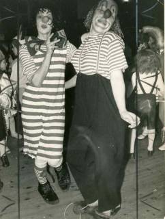 ARH Slg. Bartling 1169, Zwei weibliche Clowns beim Karnevalsvergnügen, Borstel, um 1975