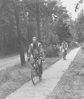ARH Slg. Bartling 1170, Radfahrer auf dem neuen Radweg an der Meerstraße im Sommer, zwei Radfahrer hintereinander fahrend, Steinhuder Meer, ohne Datum