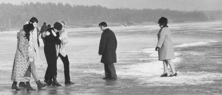 ARH Slg. Bartling 1179, Nordufer, Bürger in Sonntagskleidung auf dem zugefrorenen, teilweise schneebedeckten See, Steinhuder Meer, 1970