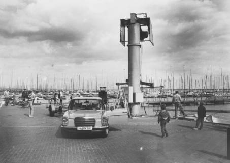 ARH Slg. Bartling 1182, Bootseinsatzstelle am Holunderweg, Hebekran, Anlieferung eines Bootes mit einem Mercedes, im Hintergrund die zahlreichen Bootsmasten an den Stegen, Mardorf, um 1980