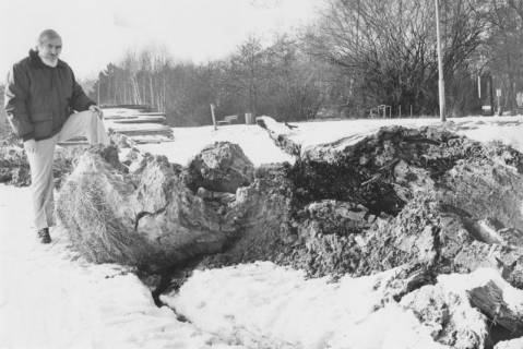 ARH Slg. Bartling 1185, Schneebedecktes Nordufer auf Höhe des Lokals "Seestern", ein Anwohner zeigt die durch das Eis entstandenen Schäden am Ufer (kantiger Abbruch des Ufersands), Steinhuder Meer, 1970