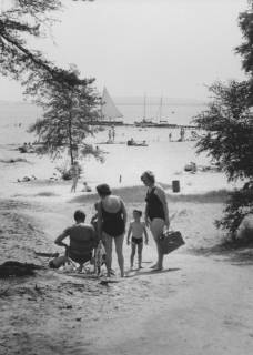 ARH Slg. Bartling 1186, Weisse Düne, Familie in Badekleidung vor dem Badestrand und dem See mit Bootsanleger, Steinhuder Meer, um 1980