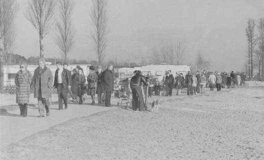 ARH Slg. Bartling 1189, Nordufer, Spaziergänger in winterlicher Kleidung auf dem leicht verschneiten Uferweg am Campingplatz auf der Höhe des "Fischerstübchens", Steinhuder Meer, um 1970