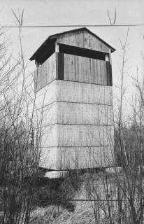 ARH Slg. Bartling 1192, Beobachtungsturm am Ostufer, untere Etagen verdeckt mit Strohmatten, Steinhuder Meer, 1974