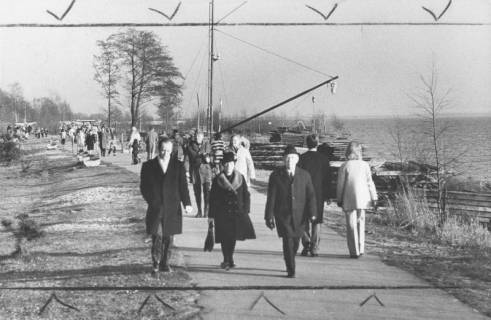 ARH Slg. Bartling 1197, Nordufer, Spaziergänger in der Frühlingssonne auf dem Uferweg in Höhe des Weges "Lütjen Mardorf" (?), um 1970