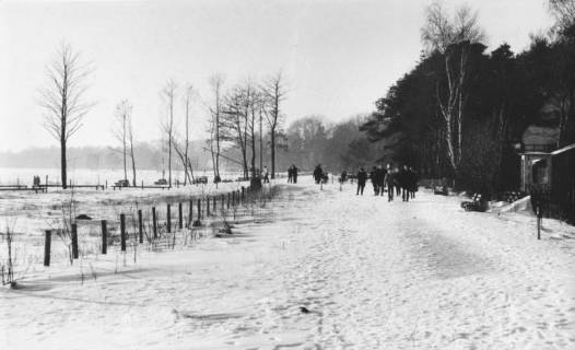 ARH Slg. Bartling 1198, Nordufer, zahlreiche Spaziergänger auf dem verschneiten Uferweg, Steinhuder Meer, 1970