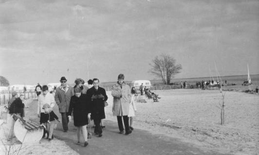 ARH Slg. Bartling 1200, Nordufer, zahlreiche Spaziergänger in winterlicher Kleidung auf dem Uferweg in Höhe des Campingplatzes Mardorf direkt am Meer, Steinhuder Meer, 1970
