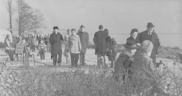 ARH Slg. Bartling 1201, Nordufer, zahlreiche Spaziergänger in winterlicher Kleidung auf dem Uferweg in Höhe des Campingplatzes Mardorf direkt am Meer, Steinhuder Meer, 1970