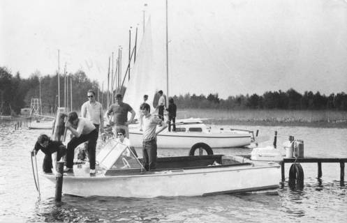 ARH Slg. Bartling 1202, Nordufer, DLRG-Gruppe macht ein Motorboot am Steg an der Neuen Moorhütte startklar, Steinhuder Meer, 1970