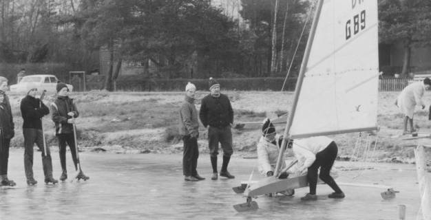 ARH Slg. Bartling 1207, Nordufer, Eissegler wird unter den Augen mehrerer Zuschauer auf dem zugefrorenen See startklar gemacht, Steinhuder Meer, 1969